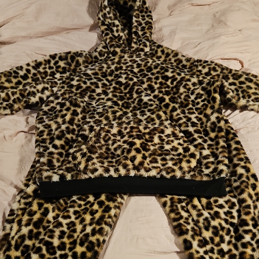Harper & Ivy Fuzzy Leopard Print Apparel